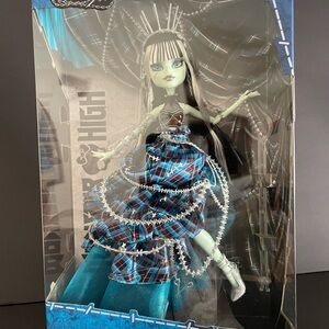Monster High Doll - 2023 Frankie Stein Stitched in Style  NIB